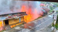 Sebuah rumah panggung di Lembang Tokesan, Kecamatan Sangalla Selatan, Kabupaten Tana Toraja, ludes terbakar pada Kamis, (28/6/2024)