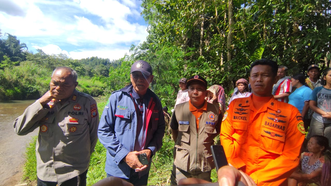 Pimpinan PT Malea Energy, Victor Datuan Batara (VDB) kunjungi keluarga korban tenggelam di Lingkungan Bera, Kelurahan Sandabilik, Kecamatan Makale Selatan, Tana Toraja, Minggu (30/6/ 2024).