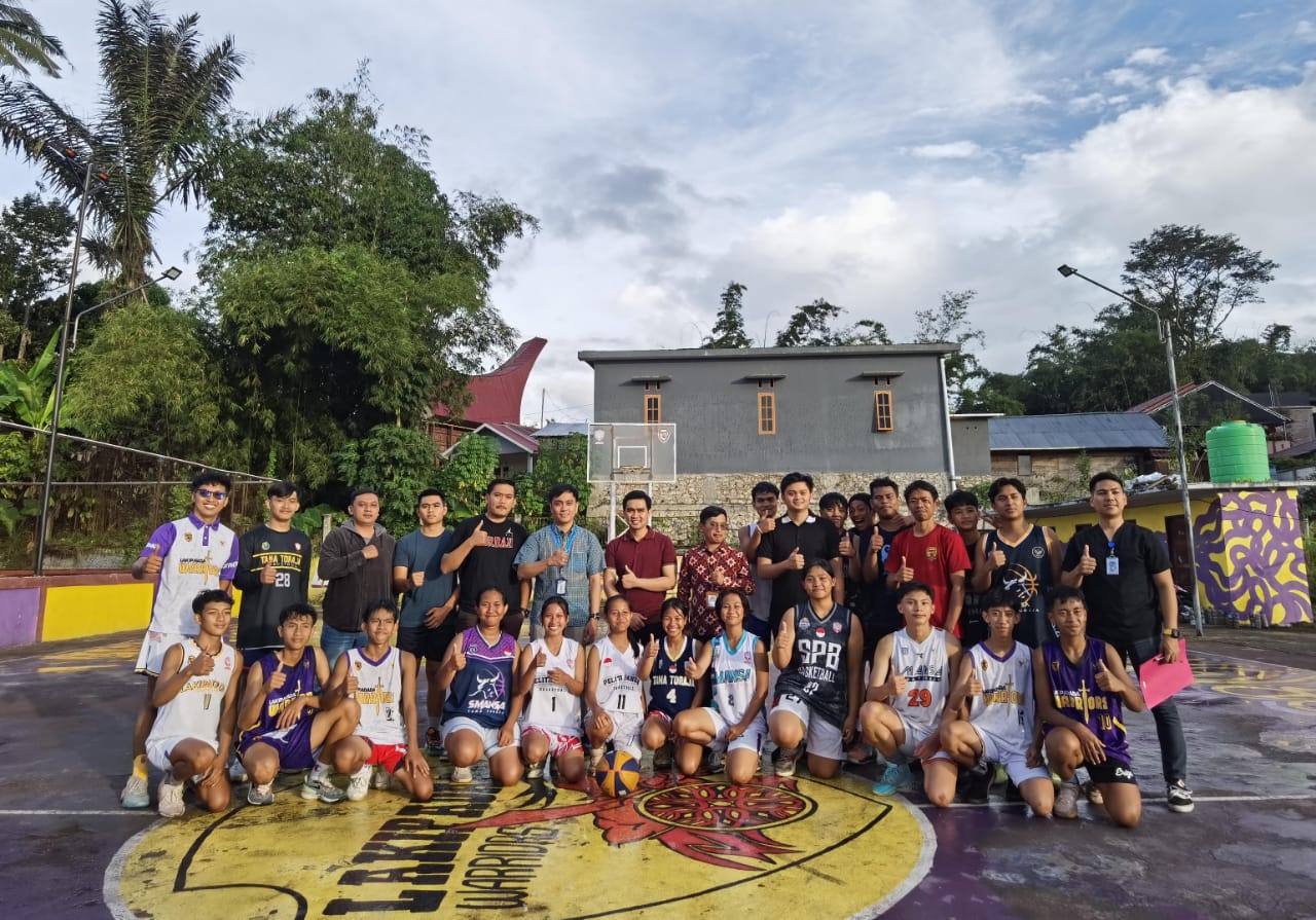 Rumah Sakit Sinar Kasih Toraja mendukung Tim Basket Tana Toraja yang akan berlaga di ajang POPDA Sulsel dengan menyumbangkan bantuan dana. Bantuan tersebut diserahkan langsung oleh Wakil Direktur Rumah Sakit Sinar Kasih Toraja, dr. Disco, kepada perwakilan atlet Basket pada hari Senin (1/7/2024).